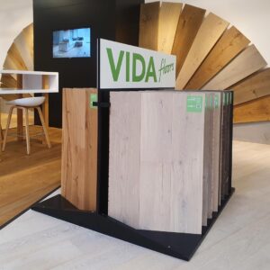 Parkett Riese Ausstellung – VIDAfloors Muster Landhausdiele