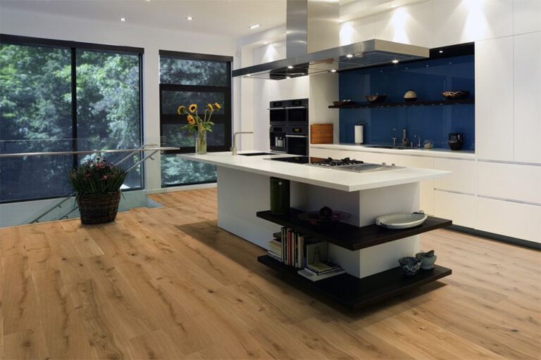 woodline-parquetry-landhausdiele-eiche-lifestyle-farblos-raum-960x640px-v02
